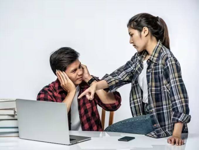 ਇਸ ਤੋਂ ਇਲਾਵਾ ਜਦੋਂ ਵੀ ਤੁਹਾਨੂੰ ਆਪਣੇ ਦਫਤਰ 'ਚ ਕੁਝ ਸਮਾਂ ਮਿਲਦਾ ਹੈ ਤਾਂ ਤੁਸੀਂ ਕਾਲ ਜਾਂ ਮੈਸੇਜ ਰਾਹੀਂ ਆਪਣੀ ਪ੍ਰੇਮਿਕਾ ਨਾਲ ਗੱਲ ਕਰ ਸਕਦੇ ਹੋ।