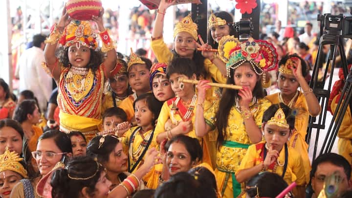 मुख्यमंत्री ने दही हांडी फोड़ कार्यक्रम से पहले बालकृष्ण को माखन खिलाया. इस अवसर पर उन्होंने 'गोविंदा आला रे आला' गीत भी गुनगुनाया.