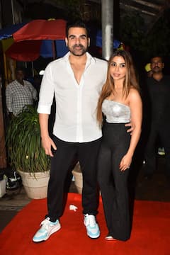 Aalim Hakim Birthday Bash: वाइफ शूरा संग ट्विनिंग कर पहुंचे अरबाज खान, बॉबी-सुनील ने भी दिए कपल गोल्स... देखें तस्वीरें
