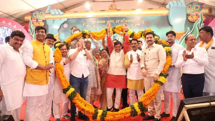 श्रीकृष्ण जन्माष्टमी महोत्सव में भगवान श्री कृष्ण की लीलाओं का मंचन और मटकी फोड़ जैसे पारंपरिक कार्यक्रम आयोजित किये गये. कार्यक्रम स्थल को भगवान श्रीकृष्ण की विभिन्न लीलाओं से सजाया गया था.