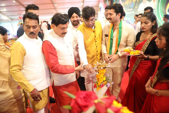 इस बार मध्य प्रदेश में जन्माष्टमी महोत्सव बड़ी ही धूमधाम से मनाया जा रहा है. प्रदेश में आयोजित 6 दिवसीय आयोजन में अलग-अलग जिलों में 14 स्थानों पर कार्यक्रम आयोजित किए जा रहे हैं. इसी कड़ी में आज रविवार (25 अगस्त) को इंदौर के दशहरा मैदान पर भव्य कार्यक्रम आयोजित किया गया.