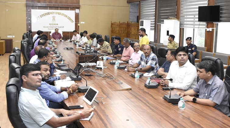 chief secretary rajkumar meeting seoc heavy rain forecast gujarat ગુજરાતમાં ભારેથી અતિભારે વરસાદની આગાહીને લઇ સરકાર એક્શનમાં, તમામ કલેક્ટર અને મ્યુ. કમિશ્નરને એલર્ટ રહેવા સૂચના