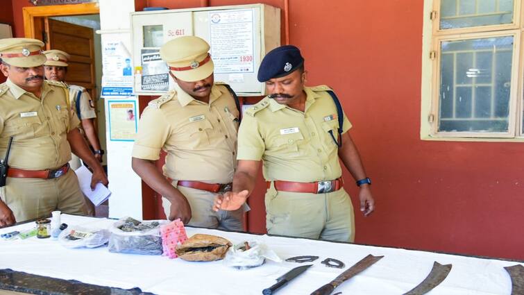 Eight college students arrested for rowdyism in Coimbatore Crime: கோவையில் ரவுடிசம் செய்து வந்த 8 கல்லூரி மாணவர்கள் கைது: கஞ்சா, ஆயுதங்கள் பறிமுதல்