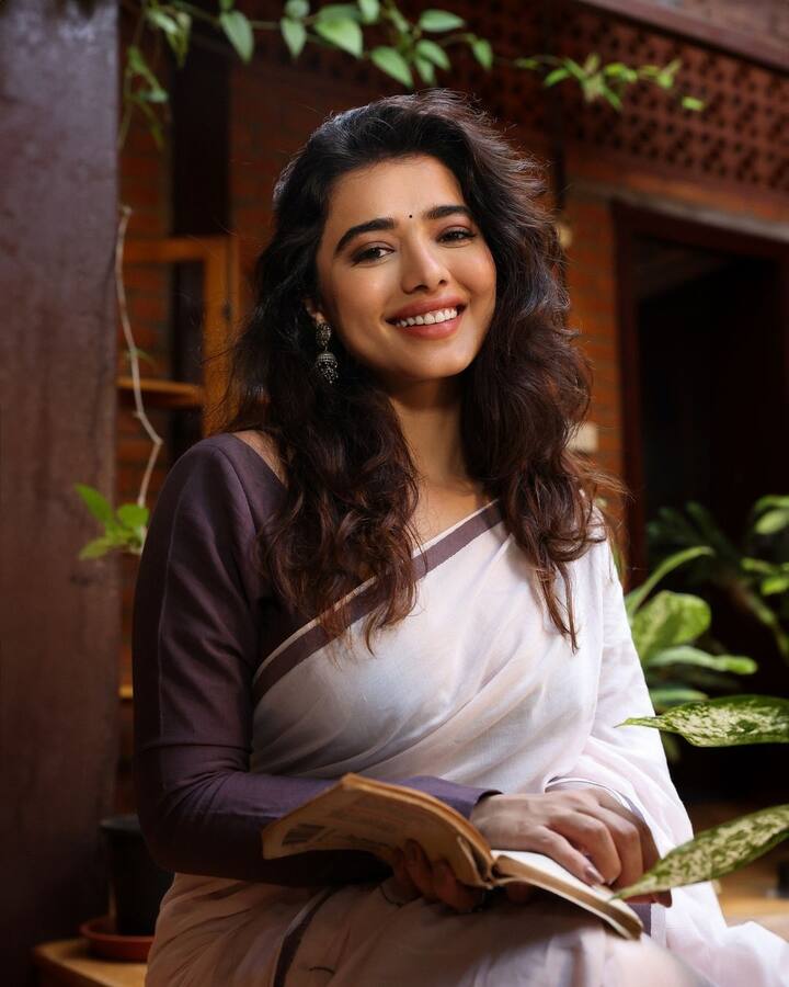 ఎప్పుడూ రొమాంటిక్ ఫొటోస్ షేర్ చేసే కేతికశర్మ.. లేటెస్ట్ గా ట్రెడిషనల్ పిక్స్ షేర్ చేసింది. కేతిక శర్మ తెలుగులో పెద్దగా సినిమాలు చేయలేదు.. కేవలం నాలుగైదు సినిమాల్లోనే నటించింది కానీ మంచి ఫాలోయింగ్ పెంచుకుంది...