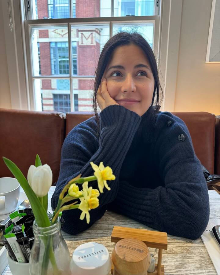 एक्ट्रेस कैटरीना कैफ भी इंस्टाग्राम पर काफी लोकप्रिय हैं. यहां उन्हें 80.4 मिलियन फॉलोवर्स हैं और फैंस के लिए ये एक से बढ़कर एक पोस्ट शेयर करती हैं.