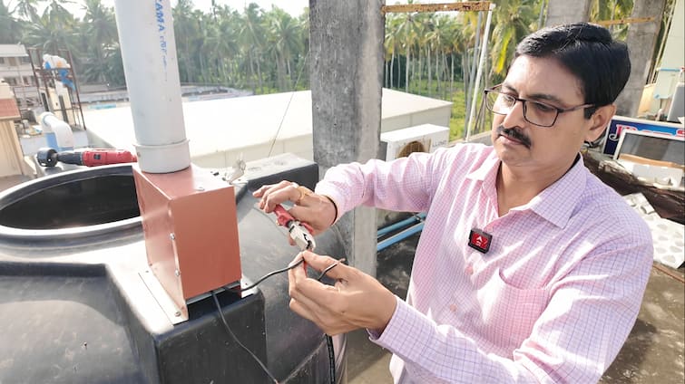 Water level robot machine designed by man from konaseema district Konaseema News: ఇంటి పైనున్న వాటర్‌ ట్యాంకు నిండి నీరు వృథా అవుతోందా? ఇక నో ఛాన్స్