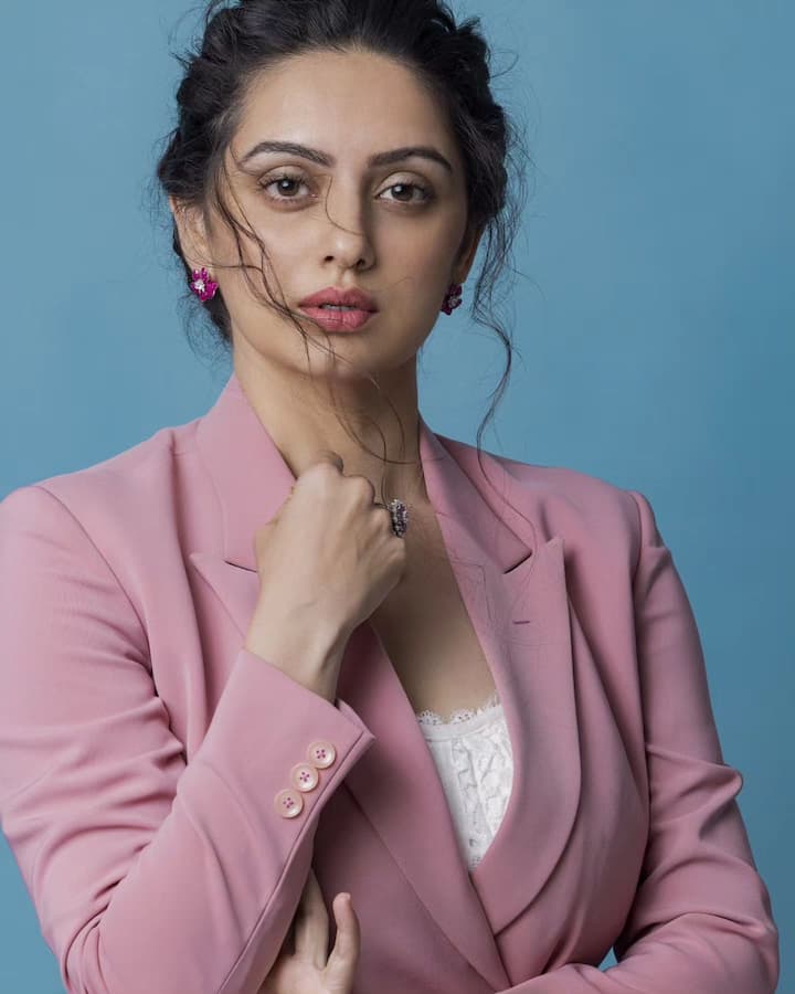 ఇందులో తను 'దేవర'కు భార్యగా నటిస్తున్నట్టు రివీల్ చేసి హాట్టాపిక్గా నిలిచింది. తాజాగా సోషల్ మీడియాలో ఫోటోలు షేర్ చేసిన మరోసారి వార్తల్లో నిలిచింది.