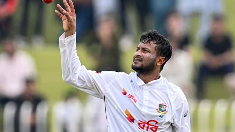 Pak vs Ban 1st Test Shakib Al Hasan Angry Throws Ball At Mohammad Rizwan Gets Scolded By Umpire marathi news Shakib Al Hasan Angry Video : रागाच्या भरात शकीब अल हसनने हे काय केलं? पाकिस्तान खेळाडूच्या तोंडावर फेकला चेंडू अन्...