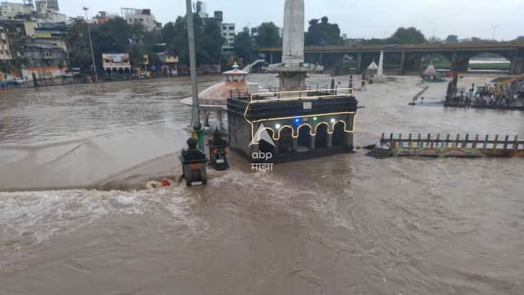 Nashik Rain Update Godavari River Flood water released from 10 dams including Gangapur Dam Maharashtra Marathi News Nashik Rain Update : गोदावरीला यंदाच्या मोसमातील दुसरा पूर, दुतोंड्या मारुतीच्या छातीपर्यंत पाणी, जिल्ह्यातील 10 धरणांमधून विसर्ग