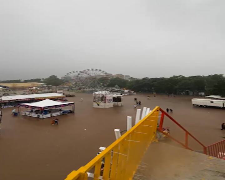 વરસાદના કારણે મેળાના મેદાનમાં ઠેર ઠેર પાણીના ખાબોચિયા ભરાઈ ગયા છે. આ ઉપરાંત, મોટાભાગના વિસ્તારોમાં કાદવ કીચડનું સામ્રાજ્ય છવાઈ ગયું છે.