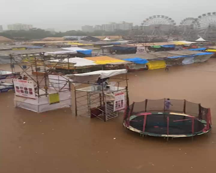 Rajkot Rain: રાજકોટમાં આજે સવારથી શરૂ થયેલા અચાનક ધોધમાર વરસાદે શહેરના વાર્ષિક લોકમેળાને અસર કરી છે.