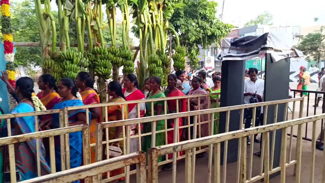 Palani: அனைத்துலக முத்தமிழ் முருகன் மாநாடு: பழனியில் இரண்டாவது நாளில் அலைமோதிய பக்தர்கள் கூட்டம் palani: People have been thronging since morning for the second day of International Muthamil Murugan Conference Palani: அனைத்துலக முத்தமிழ் முருகன் மாநாடு: பழனியில் இரண்டாவது நாளில் அலைமோதிய பக்தர்கள் கூட்டம்