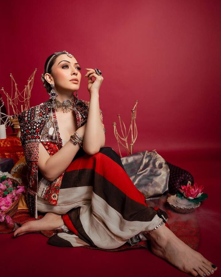 Hansika accessorised with a pair of oxidised silver choker piece that went well with the outfit.