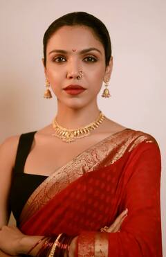 Shriya Pilgaonkar : माथी चंद्रकोर, नाकात नथ अन् लाल साडी, सचिन-सुप्रियाच्या लेकीचा क्लासी लूक