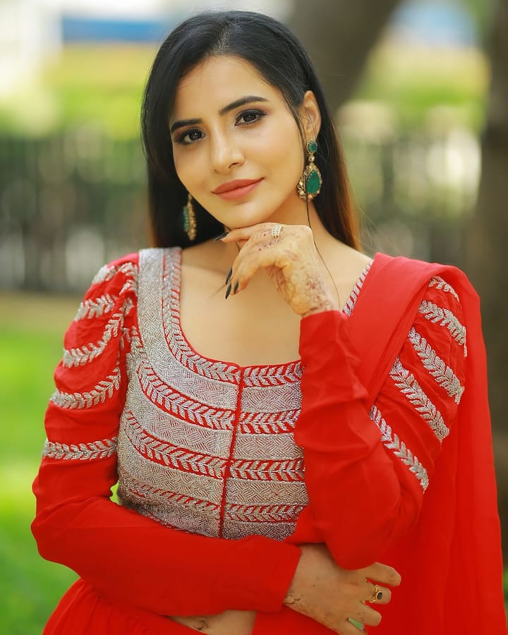 హాట్ ఫోటోషూట్స్ చేసి అభిమానులను ఎంటర్టైన్ చేసే అషూ ఈ మధ్య ట్రెడీషనల్ లుక్లో ఎక్కువ కనిపిస్తుంది. చుడీదార్స్, చీరలు కట్టుకుని ఫోటోషూట్స్ చేస్తుంది.(Images Source : Instagram/Aashu Reddy)