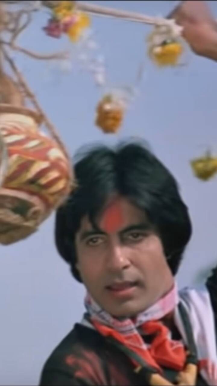 मच गया शोर सारी नगरी में - जन्माष्टमी पर ये गाना बहुत ही ज्यादा बजाया जाता है. जिसमें दही हांडी की झलक भी आपको देखने को मिलेगी. गाने में सदी के महानायक अमिताभ बच्चन नजर आते हैं.