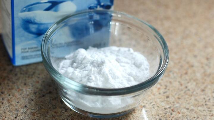 সবশেষে ওই মিশ্রণে দিতে হবে সামান্য পরিমাণে বেকিং পাউডার। সব উপাদান ভাল করে মিশিয়ে নিতে হবে ওই পাত্রে। মিশ্রণ এমনভাবে রাখতে হবে যাতে তা বড়ার আকারে ভাজা যায়।