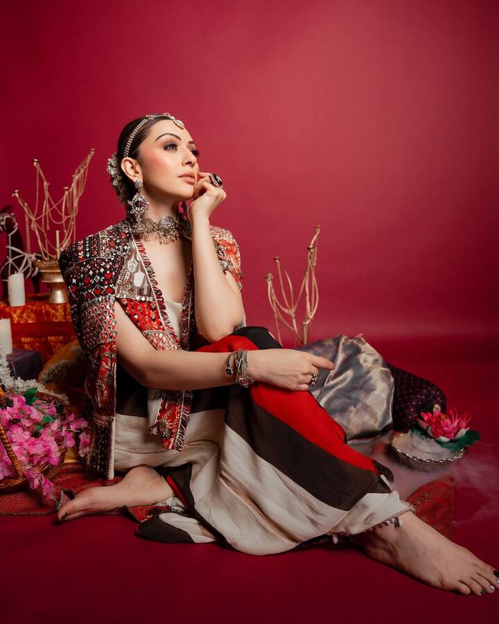 Hansika wore heavy earrings, a matha patti and bracelets.