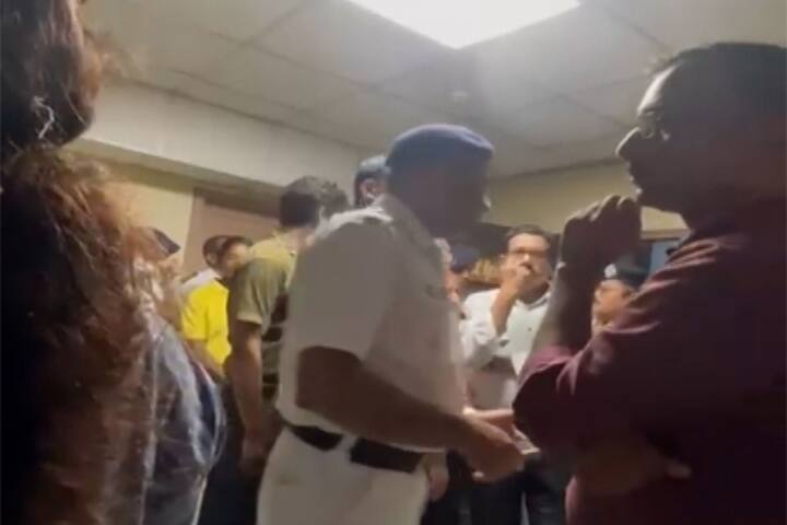 ভাইরাল হওয়া এই ভিডিওয় দেখা গিয়েছে, নিয়ম - নীতি শিকেয় । ধর্ষিতা - নির্যাতিতার দেহ পড়ে , আর সেখানে গিজগিজ করছে ভিড়। ৩০ - ৪০ জন ঢুকছে, বেরোচ্ছে। নেই কোনও বাধা। এই চাঞ্চল্যকর ভিডিও তুলে দিয়েছে নানা প্রশ্ন।