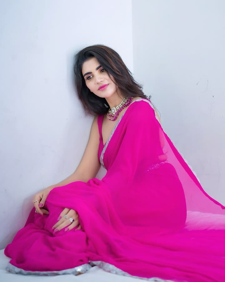 ఈ జంటకు బోలెడు మంది అభిమానులు ఉన్నారంటే ఆశ్చర్యం కలగకమానదు. Photo Credit: Jabardasth Varsha/Instagram