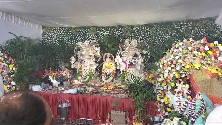 అటు, హైదరాబాద్‌లోనూ వివిధ ప్రాంతాల్లో శ్రీకృష్ణాష్టమి వేడుకలు ఘనంగా నిర్వహించారు. కూకట్పల్లిలోని ఇస్కాన్ టెంపుల్ శ్రీకృష్ణ జన్మాష్టమి వేడుకలు ఘనంగా జరిగాయి. స్వామి వారిని సుందరంగా అలంకరించి ప్రత్యేక పూజలు నిర్వహించారు.