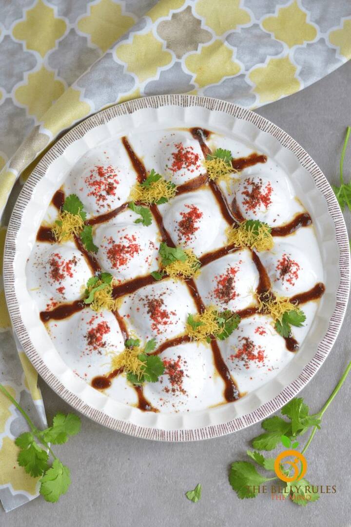 ਹੁਣ ਇਕ ਪੈਨ ਵਿਚ ਤੇਲ ਗਰਮ ਕਰੋ ਅਤੇ ਚਮਚ ਦੀ ਮਦਦ ਨਾਲ ਪੇਸਟ ਦੀਆਂ ਛੋਟੀਆਂ-ਛੋਟੀਆਂ ਗੇਂਦਾਂ ਬਣਾ ਕੇ ਤੇਲ ਵਿਚ ਡੀਪ ਫ੍ਰਾਈ ਕਰੋ।