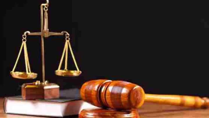 बिना वजह चेन खींचने पर भारतीय रेलवे द्वारा रेलवे अधिनियम 141 के तहत ₹1000 तक का जुर्माना लगाया जाता है या फिर 1 साल की कैद भी दी जा सकती है.