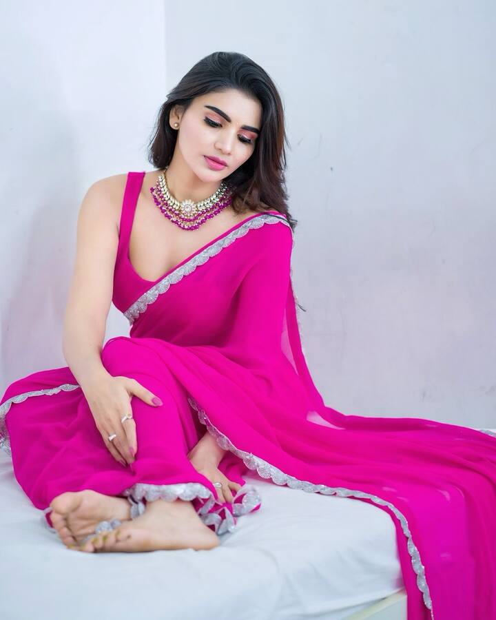 ఒకానొక సమయంలో వర్ష, ఇమ్మాన్యుయేల్ పెళ్లి చేసుకోబోతున్నారనే వార్తలు వినిపించాయి. కానీ, వాళ్లు కేవలం షో కోసమే అలా చేశారని వెల్లడించారు. Photo Credit: Jabardasth Varsha/Instagram