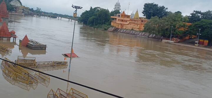 जब शिप्रा नदी में बाढ़ आई होती है, उस समय सवारी को किनारे पर ही पूजा दर्शन कर वापस मंदिर के लिए रवाना किया जाता है. इस बार यह पहला मौका है जब बाढ़ के कारण रामघाट पर सवारी के पहुंचने की संभावनाओं को लेकर मंथन चल रहा है.
