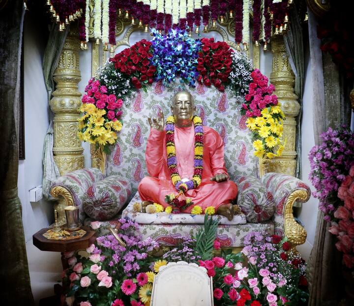 अभिषेक में लाखों श्रद्धालुओं के पहुंचने की संभावना है. भगवान कृष्ण का 108 कलशों से अभिषेक होगा. दिन भर श्री श्री कृष्ण बलराम मंदिर में हरे कृष्ण महामंत्र का जाप और कीर्तन हुआ.