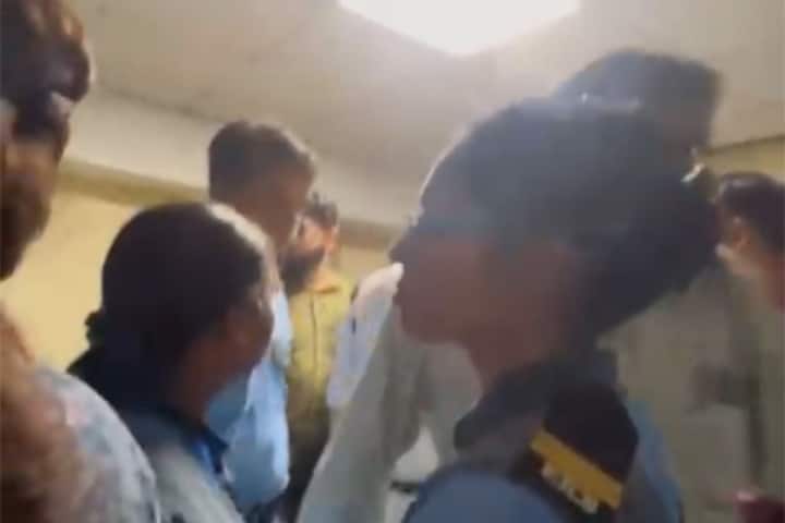 তরুণী চিকিৎসককে ধর্ষণ-খুনের ১৮ দিন পর  এবার চমকে দিল সেমিনার রুমের ভিডিও । সামনে নির্যাতিতার দেহ পড়ে, যিনি কি না ওই হাসপাতালেরই জুনিয়র ডাক্তার...আর তা দেখতে জমে গিয়েছে থিকথিকে ভিড়।