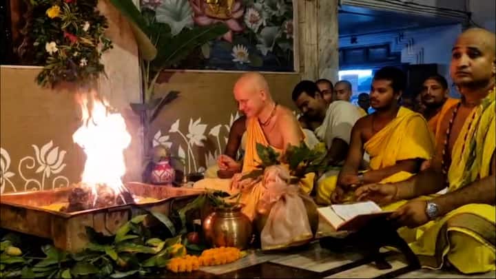 সোমবার ভোট সাড়ে চারটে থেকে মঙ্গলারতির মাধ্যমে মায়াপুরে শুরু হয়েছে জন্মাষ্টমী উৎসব।