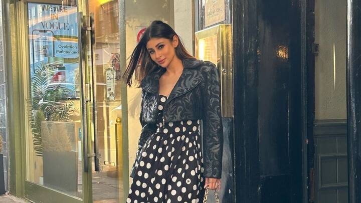 'এবং সেই নিয়ে আমি চিরকালই সন্তুষ্ট। কিন্তু যখন আমি বম্বে এলাম, এখানে অন্যরকম দেখতে হওয়াটা যেন সমস্যা, অর্থাৎ চিরাচরিত নায়িকা সুলভ দেখতে না হওয়াটা।'