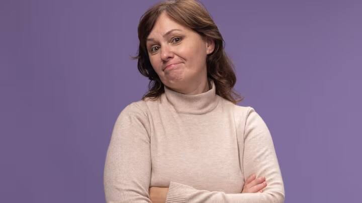 હાડકાંની નબળાઈ: મેનોપોઝ પછી હાડકાં નબળાં પડી જાય છે. તેનાથી ઓસ્ટિયોપોરોસિસનું જોખમ વધી શકે છે, જેના કારણે હાડકાં ઝડપથી તૂટવાનો ડર રહે છે.