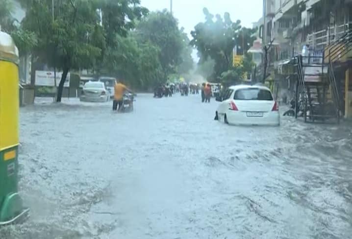 इसके अलावा जमालपुर, मानेकबाग, पालडी, वेजलपुर में भी बाढ़ आ गई। अहमदाबाद के तीन अंडरपास बंद कर दिए गए.