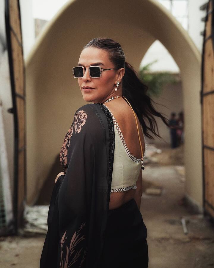 बता दें कि नेहा धूपिया ने एक्टर अंगद बेदी से शादी की है. दोनों ने काफी साल एक-दूसरे को डेट कर ब्याह रचाया था. आज ये कपल दो बच्चों एक बेटी औऱ एक बेटे के पेरेंट्स हैं.