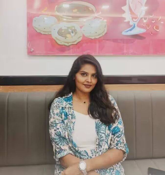 અભિનેત્રીએ દાવો કર્યો, '12માં ધોરણમાં હું અભિનેતા સિદ્દીકીના સંપર્કમાં આવી હતી. તે મને એક એકાઉન્ટથી મેસેજ કરતા હતા જે બનાવટી લાગતું હતું. તે મારી સાથે 2 વર્ષ સુધી સંપર્કમાં રહ્યા અને તે મને દીકરી કહીને બોલાવતા હતા.'