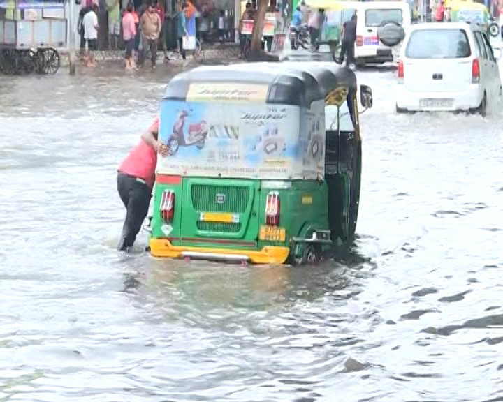 Ahmedabad Rain: અમદાવાદમાં મેઘતાંડવ, વૃક્ષો ધરાશાયી, અનેક વિસ્તાર જળમગ્ન, રસ્તાઓ બ્લોક