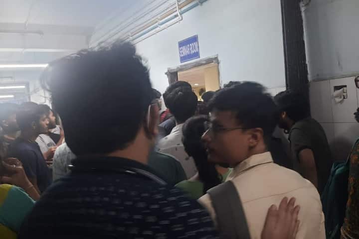 ভিডিওতে দেখা গিয়েছে, সেখানে ততক্ষণে হাজির ছিল পুলিশও। কিন্তু তাদের কোনও নিয়ন্ত্রণই ছিল নাসেখানে আসা - যাওয়া করা মানুষের উপর। মৃতদেহ উদ্ধারের পর , অপরাধস্থল আগে সিল করে দেওয়ার কথা। নইলে এভাবে লোক চলাচল করলে তথ্যপ্রমাণ লোপাট হয়ে যাওয়ার আশঙ্কা থাকে।