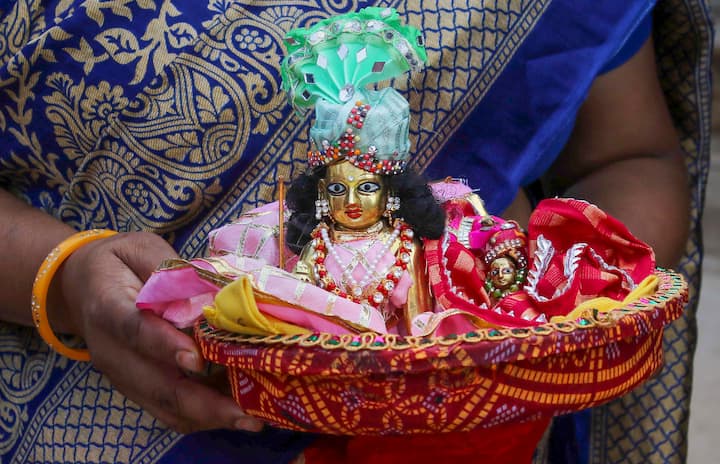 জন্মাষ্টমীতে শ্রীকৃষ্ণের আরাধনা করলে দুঃখ-বিদ্বেষ দূর হয় এবং ঘরে সুখ-সমৃদ্ধি আসে। কিন্তু আপনি যদি এই বিশেষ দিনে আপনার রাশি অনুযায়ী ব্যবস্থা গ্রহণ করেন, তাহলে আপনি জীবনে চলমান সমস্যা থেকে মুক্তি পাবেন এবং প্রতিটি ইচ্ছা পূরণ হবে।