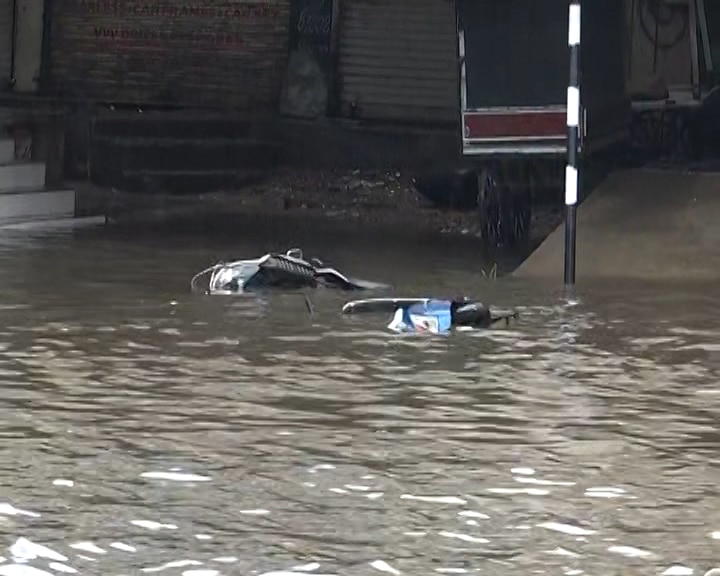 Ahmedabad Rain: અમદાવાદમાં મેઘતાંડવ, વૃક્ષો ધરાશાયી, અનેક વિસ્તાર જળમગ્ન, રસ્તાઓ બ્લોક