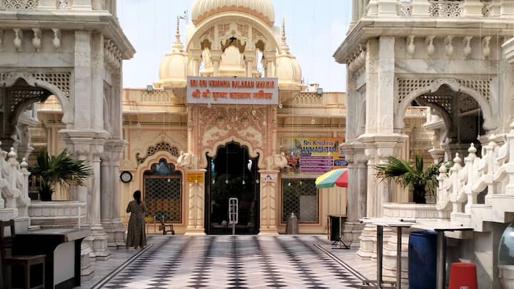 मथुरा के मंदिरों के साथ साथ ही मथुरा नगरी को भी सजाया गया है.