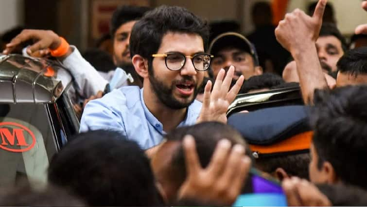 chhatrapati Sambhajinagar Aditya Thackeray visit clash between BJP and Thackeray Group Police Lathicharge Maharashtra Politics Chhatrapati Sambhajinagar: आदित्य ठाकरेंच्या हॉटेलबाहेर राडा, शिवसैनिक भाजपच्या कार्यकर्त्यांना भिडले, पोलिसांचा लाठीचार्ज