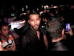 ਹਾਰਦਿਕ ਪਾਂਡਿਆ ਉਥੇ ਹੀ ਇਸ ਲਿਸਟ 'ਚ ਦੂਜਾ ਨਾਂ ਟੀਮ ਇੰਡੀਆ ਦੇ ਸਟਾਰ ਆਲਰਾਊਂਡਰ ਖਿਡਾਰੀ ਹਾਰਦਿਕ ਪਾਂਡਿਆ ਦਾ ਵੀ ਹੈ। ਹਾਰਦਿਕ ਨੂੰ ਕਈ ਵਾਰ ਹੱਥ ਵਿੱਚ ਸ਼ਰਾਬ ਦਾ ਗਲਾਸ ਫੜੇ ਵੀ ਦੇਖਿਆ ਗਿਆ ਹੈ। ਜਦੋਂ ਕਿ ਕੁਝ ਮੀਡੀਆ ਰਿਪੋਰਟਾਂ ਵਿੱਚ ਹਾਰਦਿਕ ਬਾਰੇ ਦਾਅਵਾ ਕੀਤਾ ਗਿਆ ਸੀ ਕਿ ਹਾਰਦਿਕ ਵੀ ਸ਼ਰਾਬ ਪੀਣ ਦਾ ਬਹੁਤ ਸ਼ੌਕੀਨ ਹੈ। ਜਿਸ ਕਾਰਨ ਉਹ ਮੈਚ ਖਤਮ ਹੋਣ ਤੋਂ ਬਾਅਦ ਕਈ ਵਾਰ ਦੇਰ ਰਾਤ ਤੱਕ ਪਾਰਟੀ ਕਰਦੇ ਦੇਖੇ ਗਏ ਹਨ। ਇਸ ਦੇ ਨਾਲ ਹੀ ਇਹ ਵੀ ਮੰਨਿਆ ਜਾ ਰਿਹਾ ਹੈ ਕਿ ਹਾਰਦਿਕ ਹਰ ਮਹੀਨੇ ਲੱਖਾਂ ਰੁਪਏ ਸ਼ਰਾਬ ਪੀਣ 'ਤੇ ਖਰਚ ਕਰਦੇ ਹਨ।