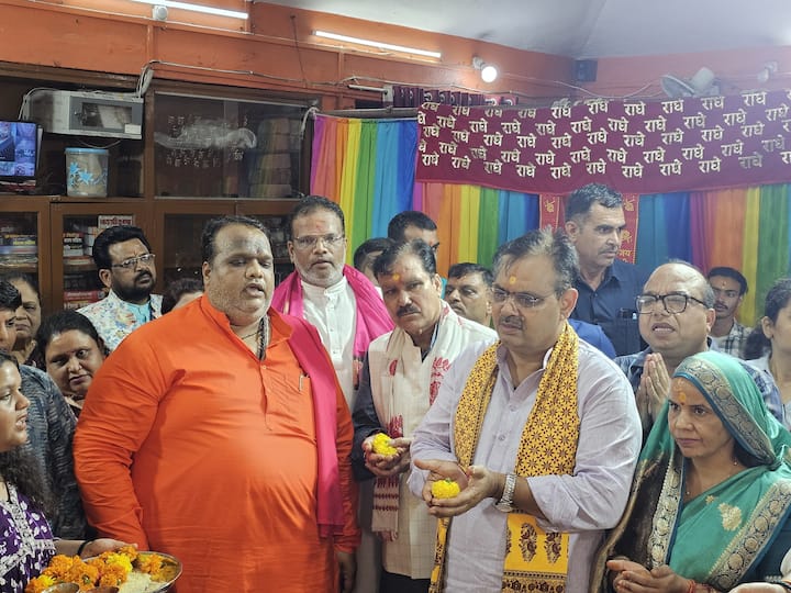 सांदीपनि आश्रम में सीए भजनलाल ने विधि विधान के साथ भगवान श्री कृष्ण, बलराम और उनके गुरु सांदीपनि की पूजा अर्चना की. उन्होंने एबीपी न्यूज से चर्चा में कहा कि मध्य प्रदेश के मुख्यमंत्री डॉ मोहन यादव से चर्चा हो गई है. राजस्थान के मुख्यमंत्री ने कहा कि अब मध्य प्रदेश और राजस्थान में उन स्थानों का विकास किया जाएगा, जहां भगवान श्री कृष्ण की लीलाएं देखने को मिली है.