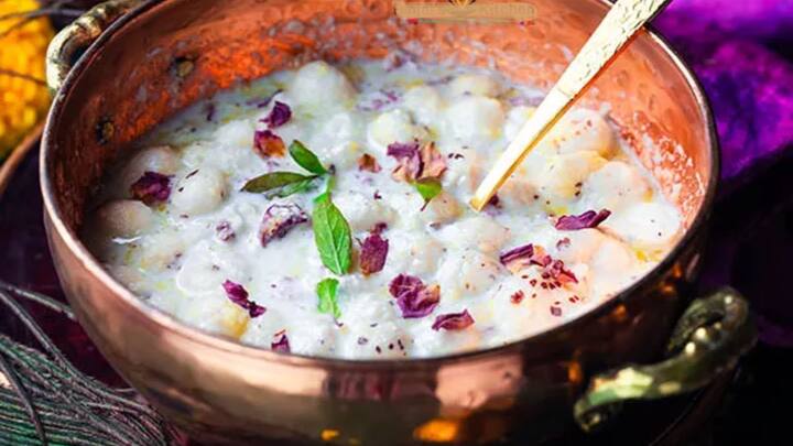 जन्माष्टमीनिमित्त पंचामृताचे विशेष महत्त्व आहे. हा प्रसाद भगवान श्रीकृष्णाला अर्पण केला जातो. पंचामृत पाच घटकांनी बनलेले आहे: दूध, दही, तूप, मध आणि साखर. येथे आम्ही पंचामृत बनवण्याची एक सोपी रेसिपी दिली आहे, त्याबद्दल जाणून घेऊया.