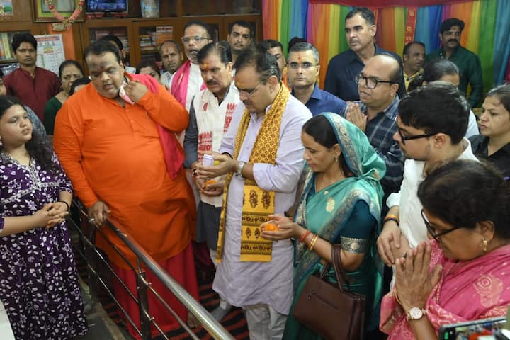 मुख्यमंत्री भजनलाल शर्मा ने कहा कि मध्य प्रदेश और राजस्थान सरकार मिलकर भगवान श्री कृष्ण के पथ गमन का निर्माण करेगी. भादो मास के पहले सोमवार और जन्माष्टमी के अवसर पर भगवान महाकाल की नगरी उज्जैन में कई वीआईपी आशीर्वाद लेने के लिए पहुंचे हैं.