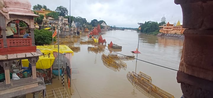 Mahakal Sawari: मध्य प्रदेश के उज्जैन में शिप्रा नदी में बाढ़ आ गई है. अब भगवान महाकाल के भक्तों को इस बात की चिंता सता रही है कि भादौ पक्ष के पहले सोमवार भगवान महाकाल की पालकी का पूजन कहां होगा?