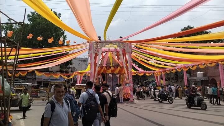 मथुरा आने वाले श्रद्धालुओं के लिए कई जगह भंडारे किए जा रहे है जहां सभी को भोजन कराया जा रहा है. भक्त भी अपनी भावनाओं के साथ भगवान के दर्शन हो पहुंच रहे है.