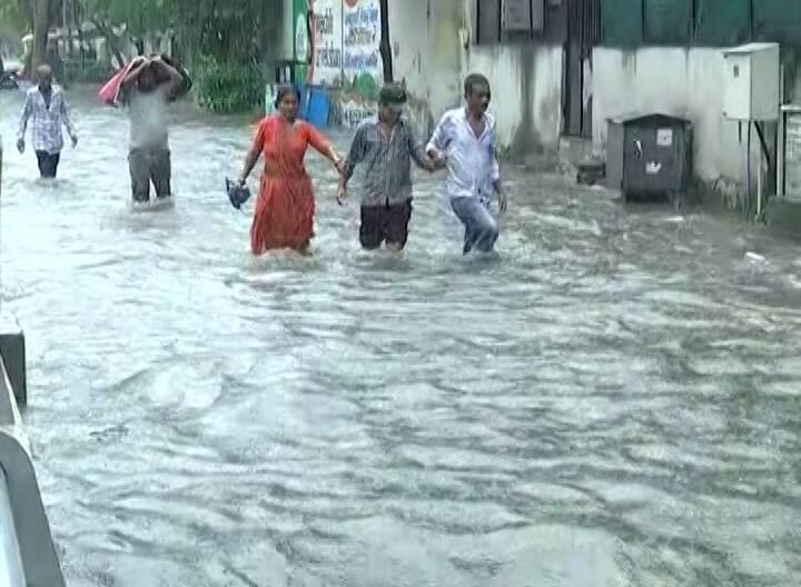 राष्ट्रीय आपदा प्रबंधन ने अहमदाबाद में भारी बारिश की आशंका जताई है. अहमदाबाद के सीटीएम हाटकेश्वर पर पानी से बमबारी की गई. अहमदाबाद के पूर्वी हिस्से में कई इलाकों में बाढ़ आ गई.
